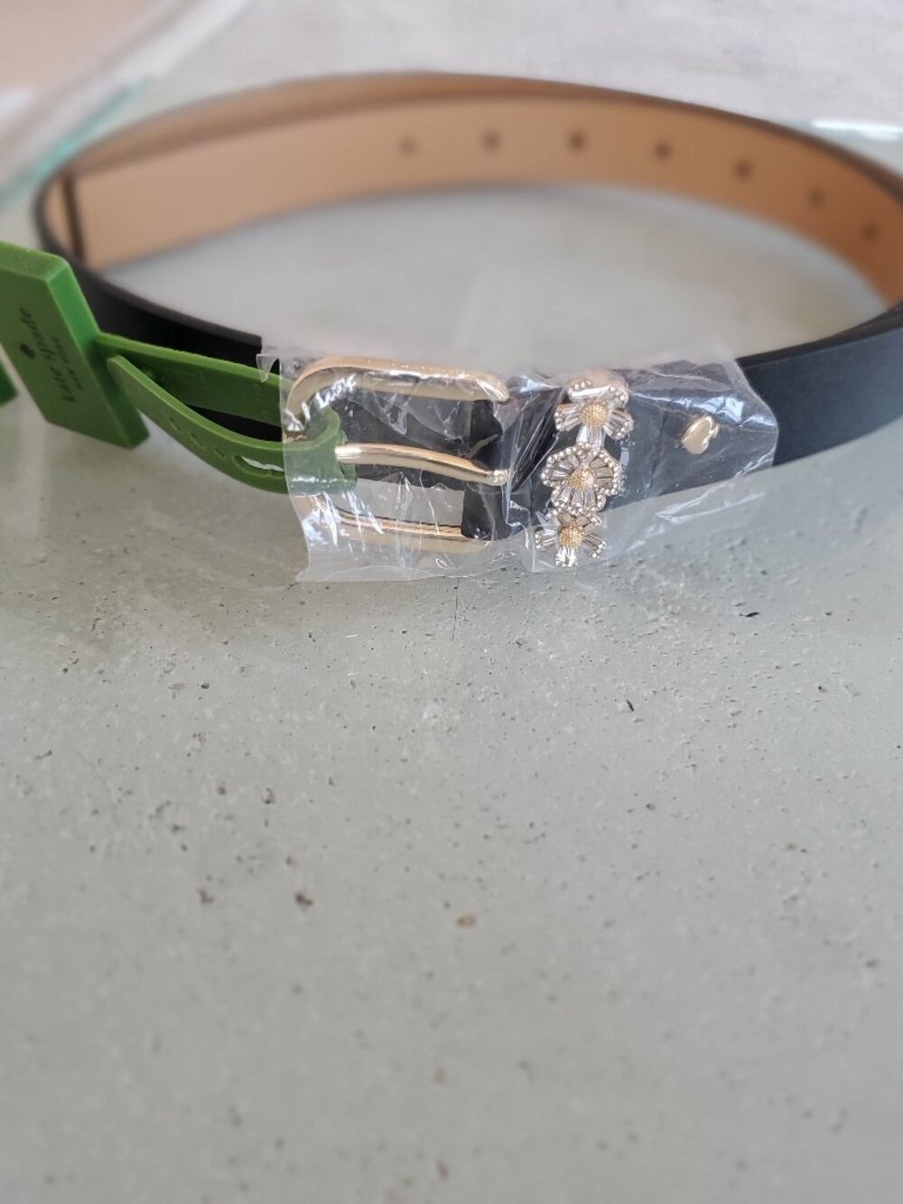 Kate Spade ! Three flowers Belk in black ( M)